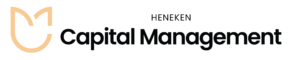 Logo spoločnosti Heneken Capital Management s minimalistickým oranžovým obrysom hlavy líšky na ľavej strane a názvom spoločnosti v tučnom čiernom texte na pravej strane.