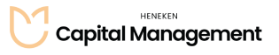 Logo spoločnosti Heneken Capital Management so štylizovaným oranžovým obrysom mačacej hlavy na ľavej strane a názvom spoločnosti Heneken Capital Management s tučným čiernym písmom na pravej strane.